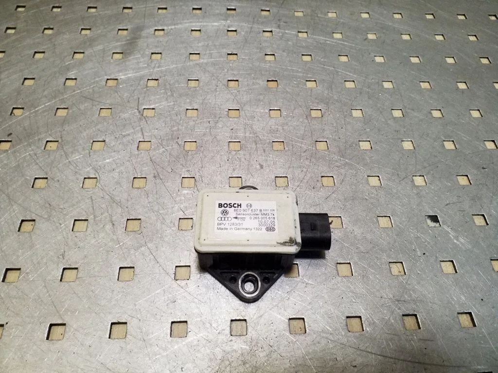 ESP (stabilitātes sistēmas) sensors (paātrinājuma sensors) 8E0907637B