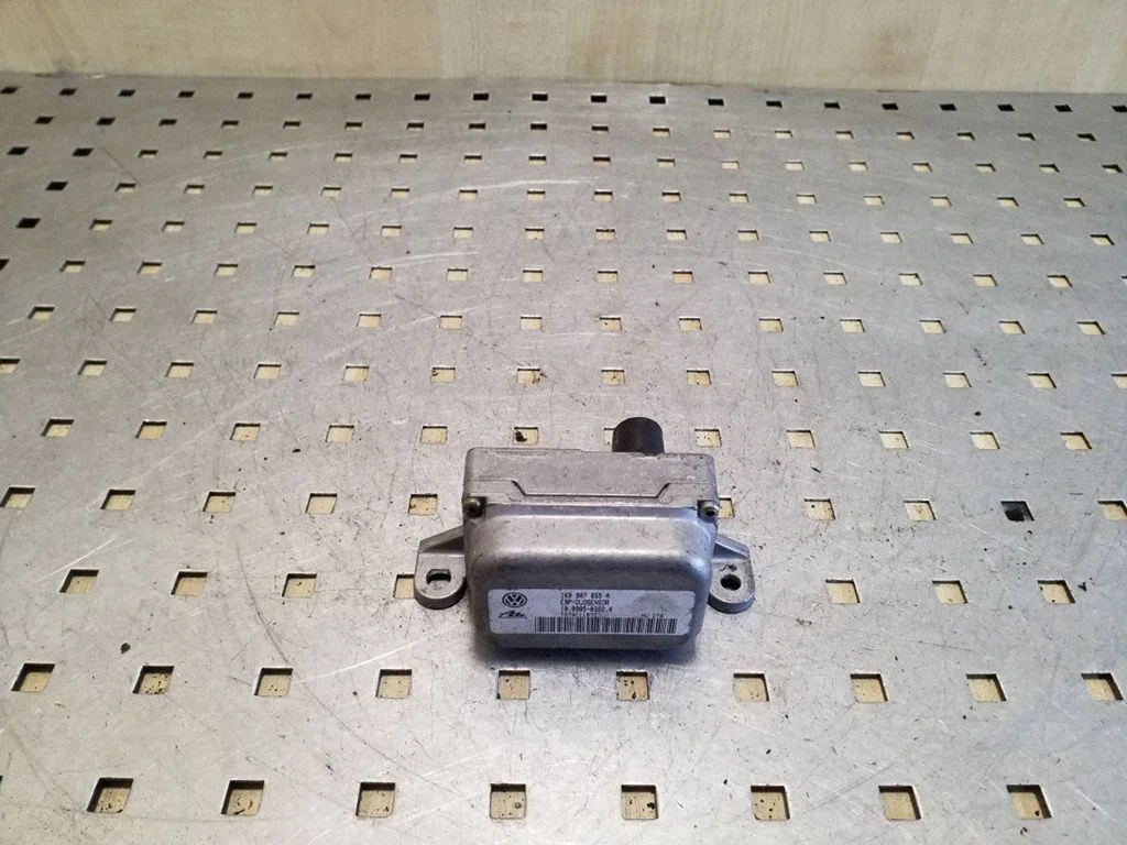 ESP (stabilitātes sistēmas) sensors (paātrinājuma sensors) – Audi A3 S3 8P (2003-2012)