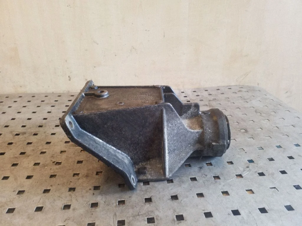 Pusass balstgultņa kronšteins 31503448546
