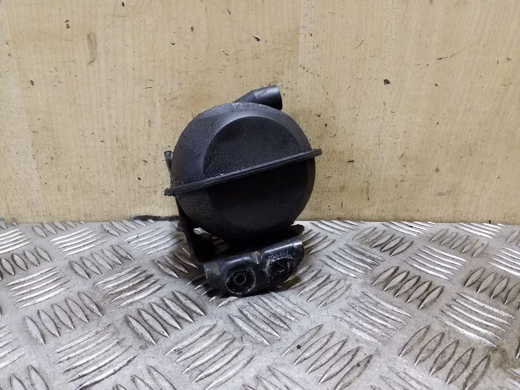 Vacuum air tank – Mitsubishi Outlander (2001-2007)