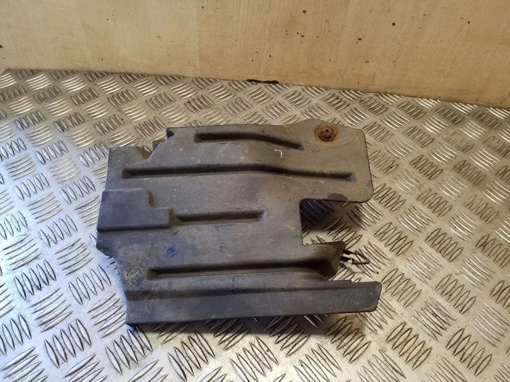 Aizmugurējās balstiekārtas apakšas aizsargs 8V4111779AC