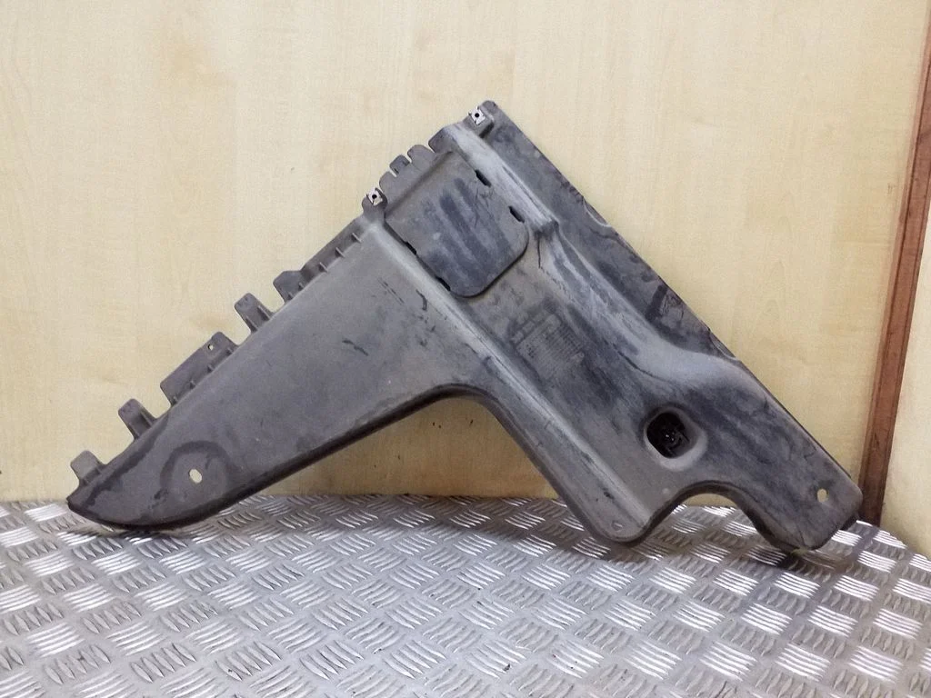 Aizmugurējās balstiekārtas apakšas aizsargs 3Q0825101A