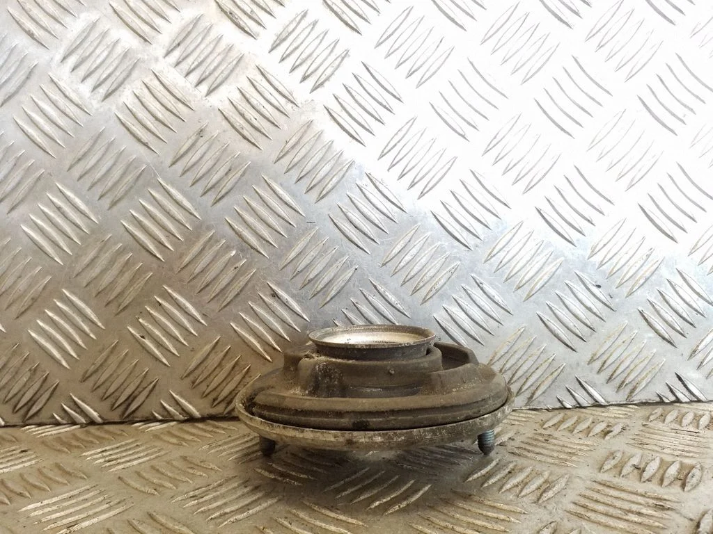 Keerdvedru ülemine tugi 8D0412109D