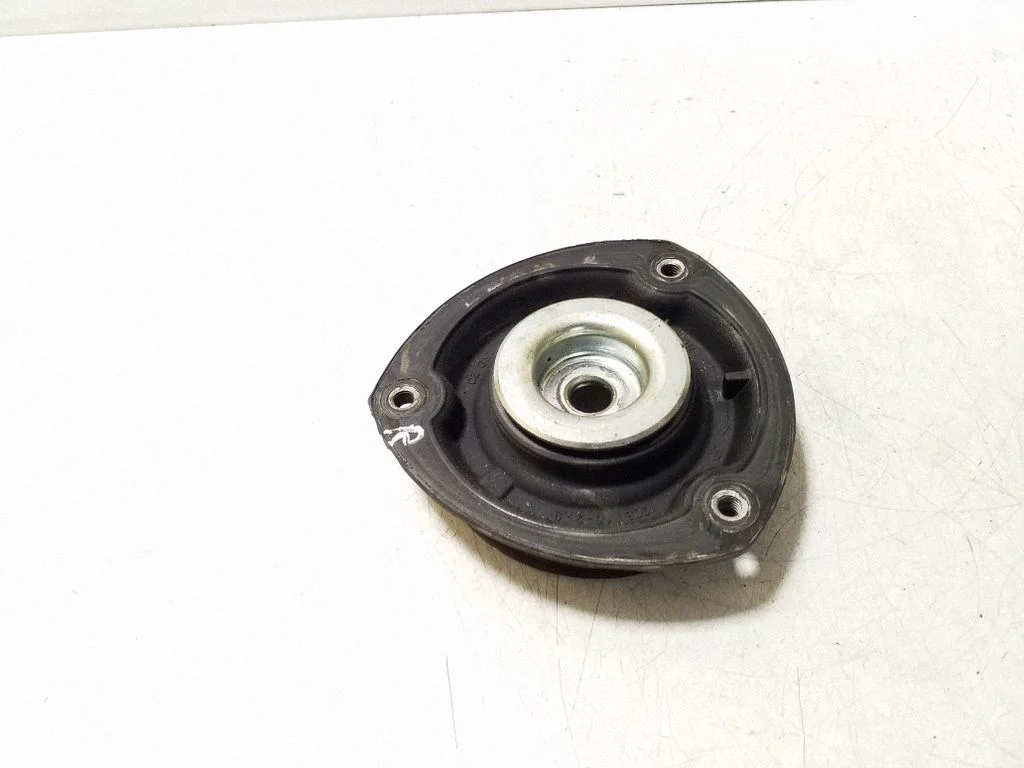 Keerdvedru ülemine tugi – Volkswagen Passat B7 USA (2012-2019)
