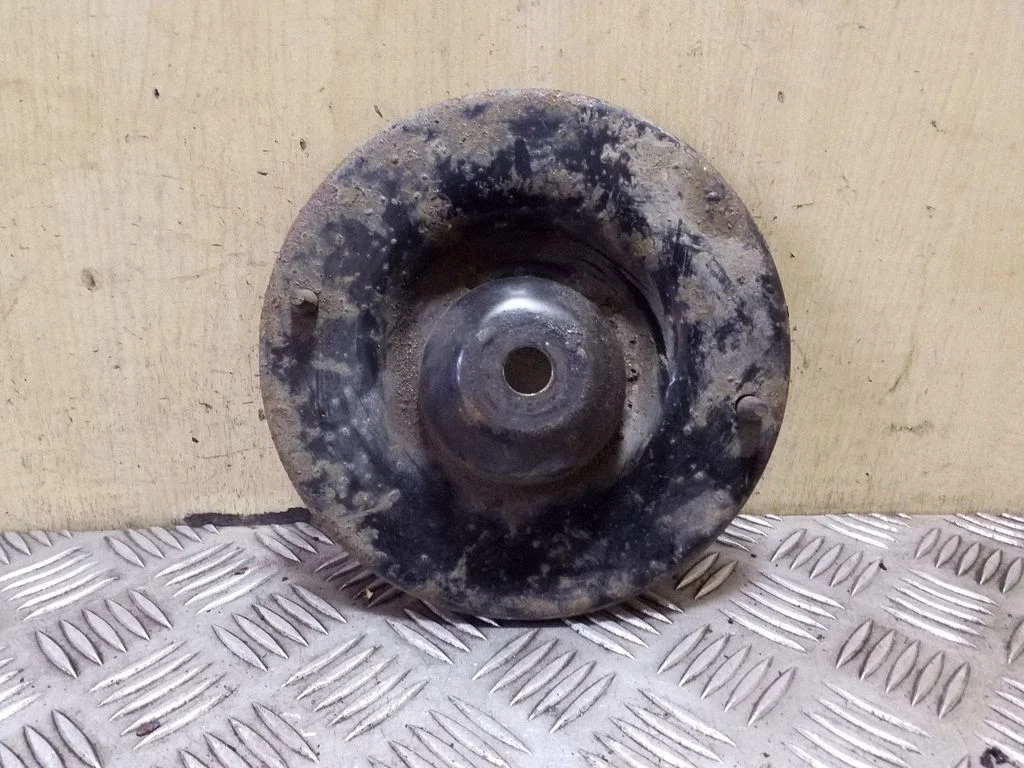 Atsperes balsts (augšējais) – kreisā