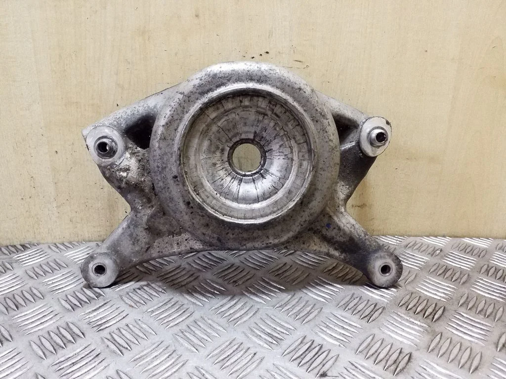 Keerdvedru ülemine tugi – Audi A5 8T 8F (2007-2016)