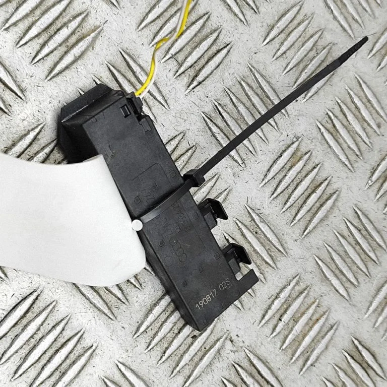 Bezatslēgas sistēmas antena 4M0907247A