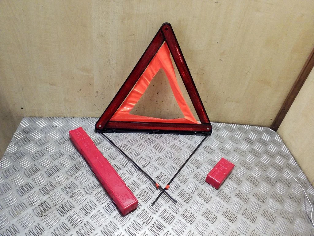 Emergency warning sign 6770487