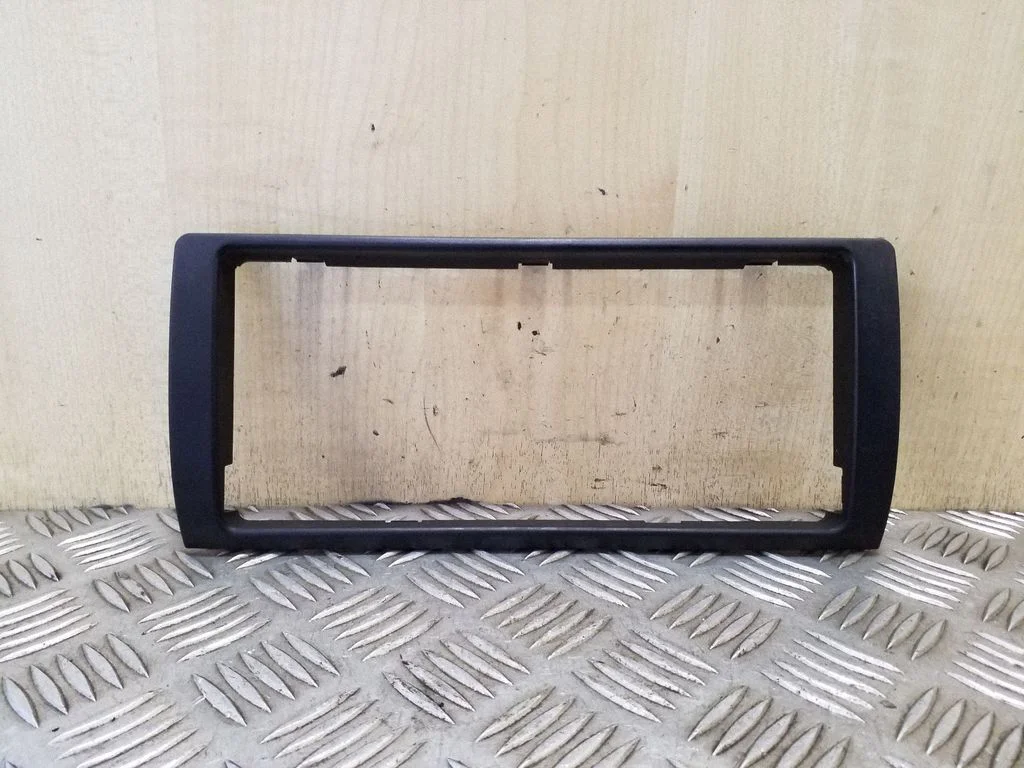 Radio/GPS head unit trim