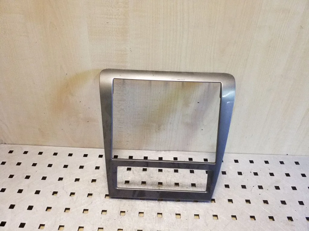 Radio/GPS head unit trim 1U1863399A