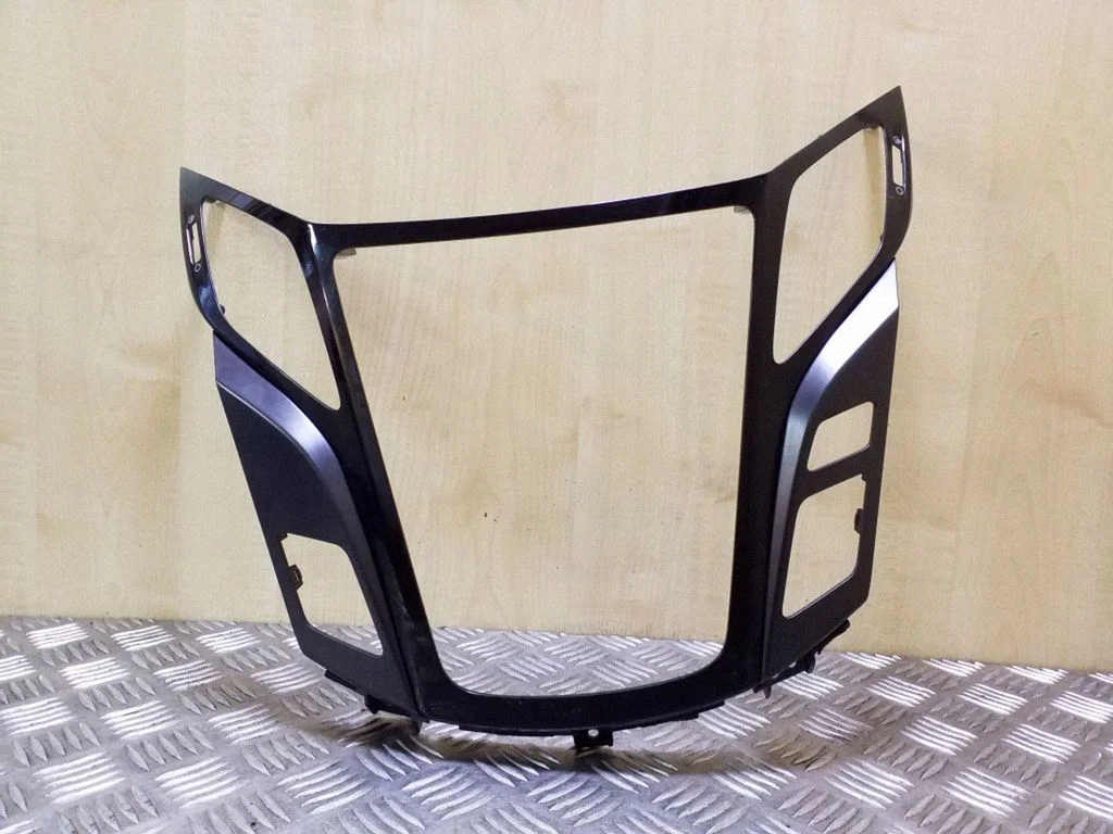 Radio/GPS head unit trim 847403Z000