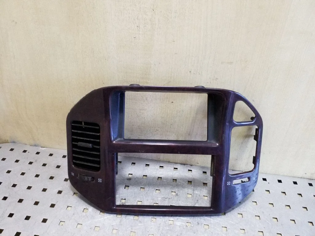 Radio/GPS head unit trim MR456371