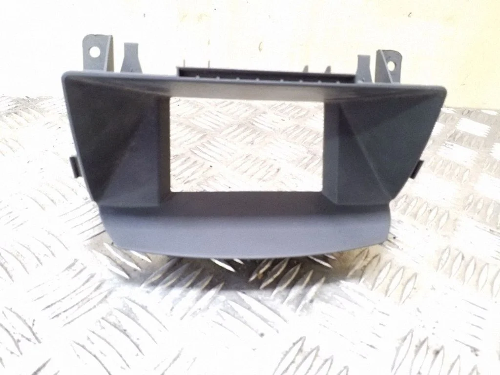 Radio/GPS head unit trim 13159588