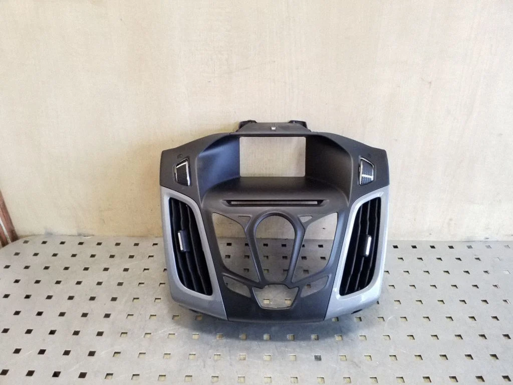 Raadio/navigatsiooni viimistlus – Ford Focus (2010-2017)