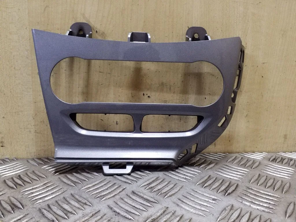 Kliimaseadme/soojenduse juhtpaneeli viimistlus – Ford Focus (2010-2017)