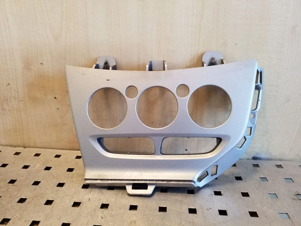 Kliimaseadme/soojenduse juhtpaneeli viimistlus – Ford Focus (2010-2017)