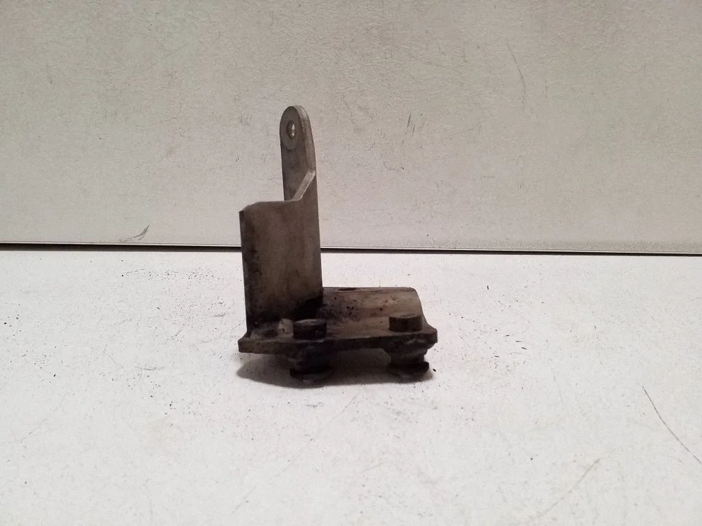 Muffler mount bracket/holder 04L131561J