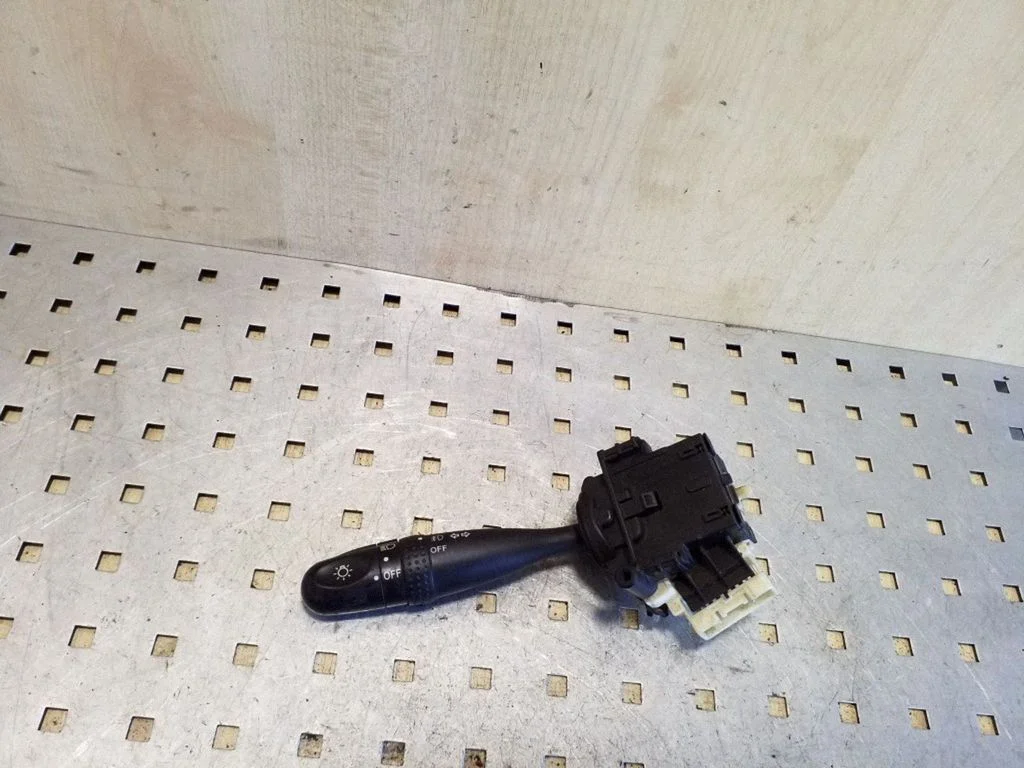 Suunatulede/tulede hoob – Toyota RAV 4 (XA20) (2000-2005)