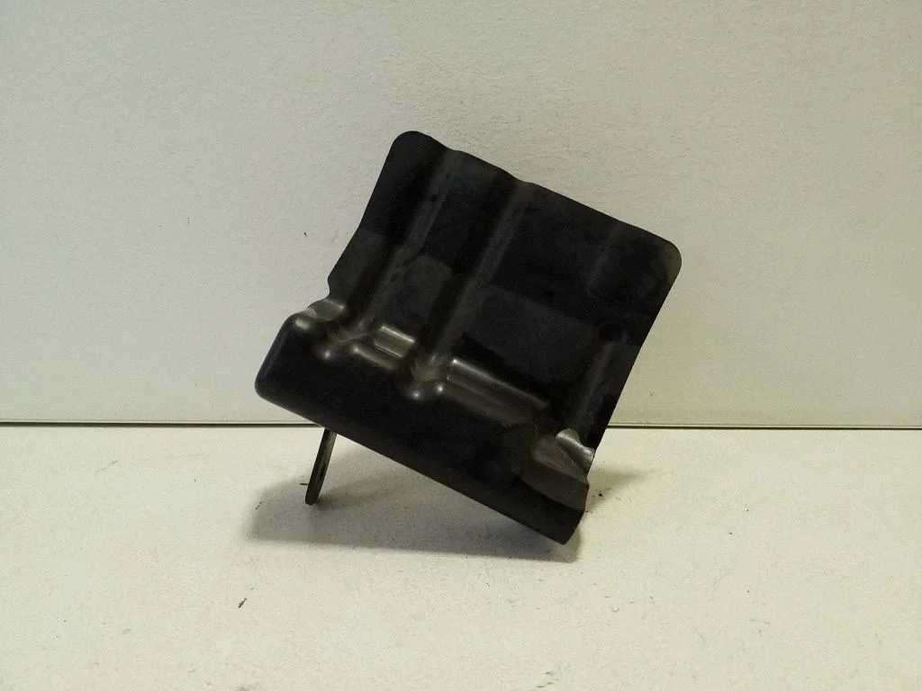 Radiator trim 6400A480