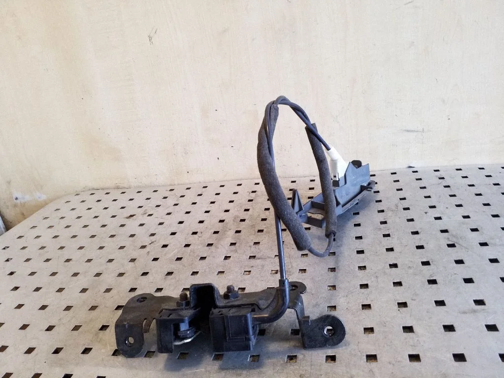 Seat back rest lock catch – rear right