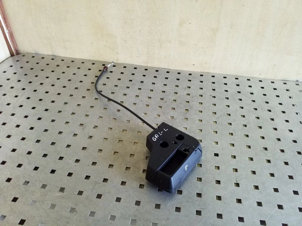 Sėdynės nugaros atramos atlenkimo rankenėlė