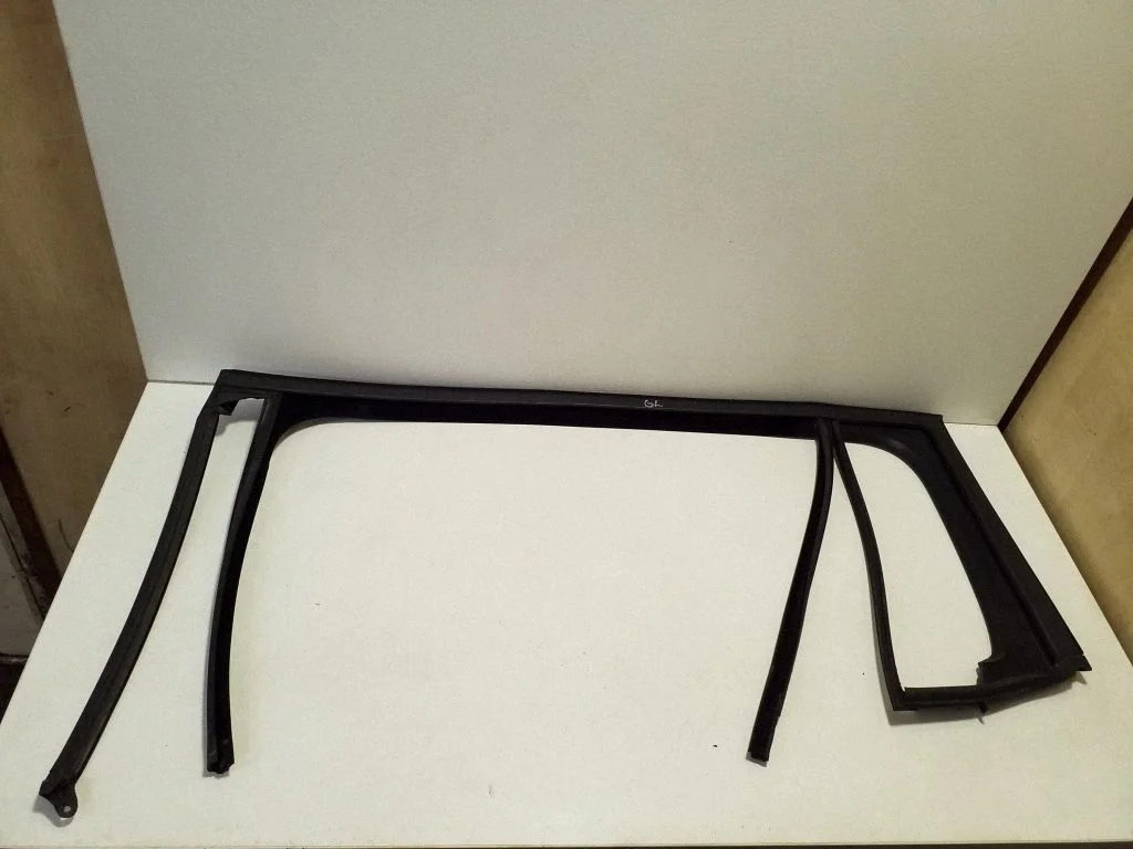 Rubber seal rear door window/glass 13260087