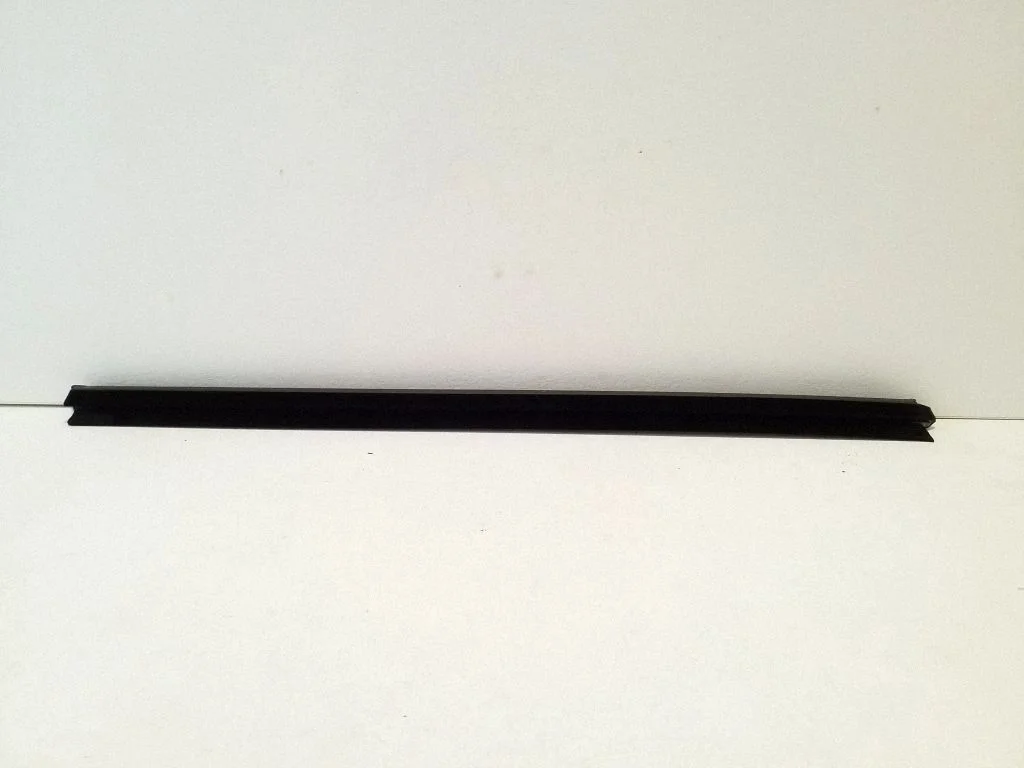 Rubber seal rear door window/glass – right