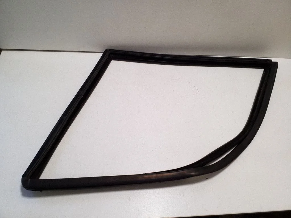 Rubber seal front door window/glass – right