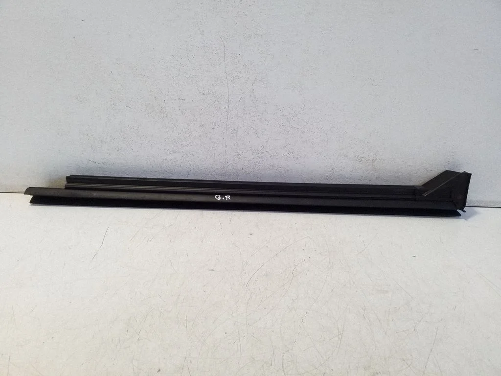 Rubber seal rear door window/glass – right