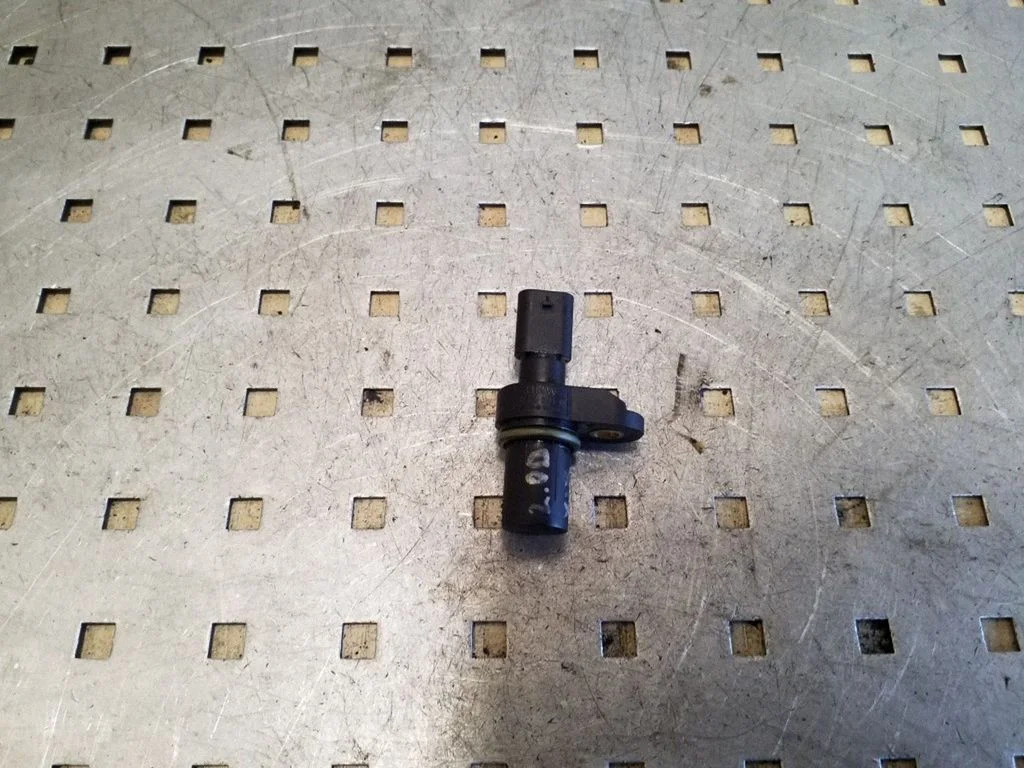 Camshaft position sensor 7803093