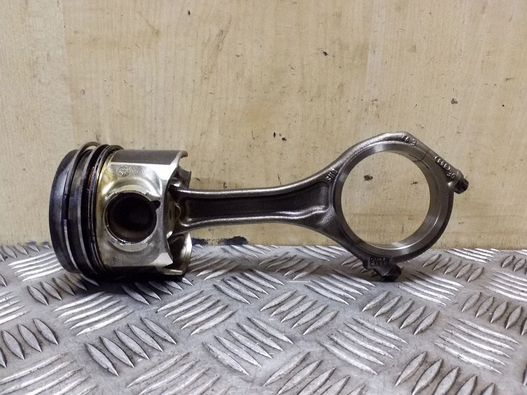 Piston with connecting rod 83L82