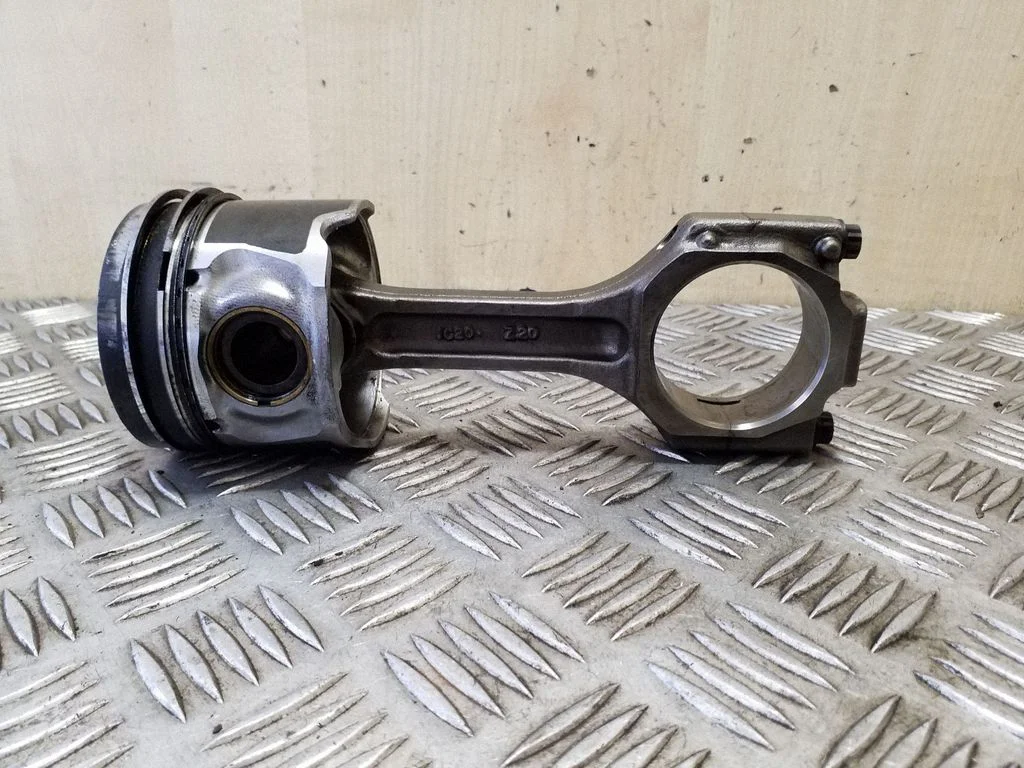 Piston with connecting rod 5520