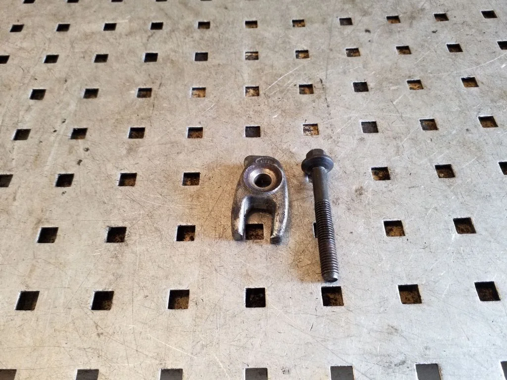 Pihusti (düüsi) hoidik – Nissan Juke I F15 (2010-2018)