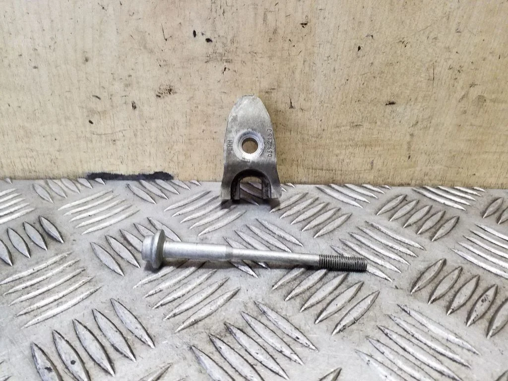 Fuel Injector clamp holder 059216J