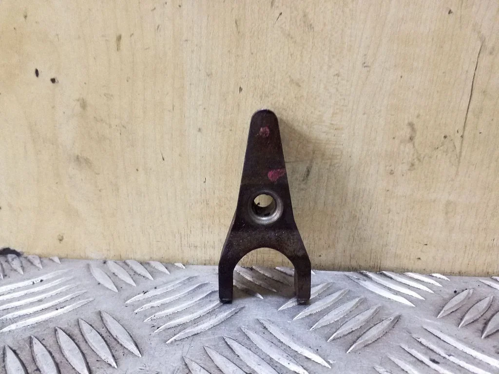 Sprauslas (inžektora) stiprinājums