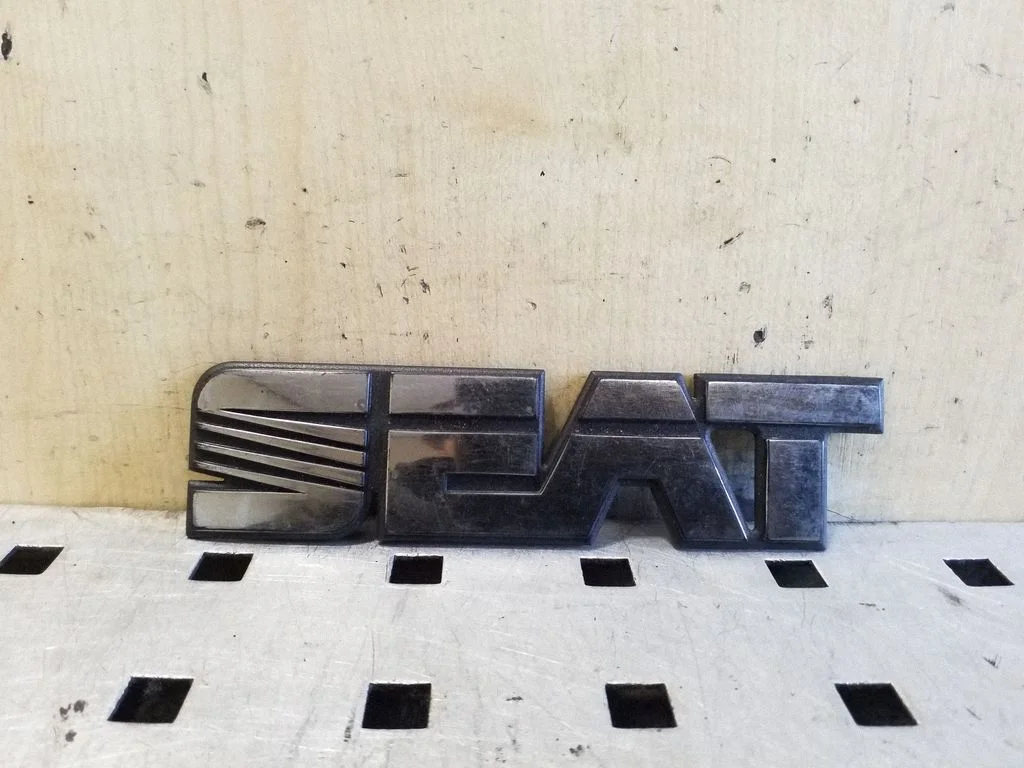 Ražotāja emblēma/modeļa burti 1L0853691