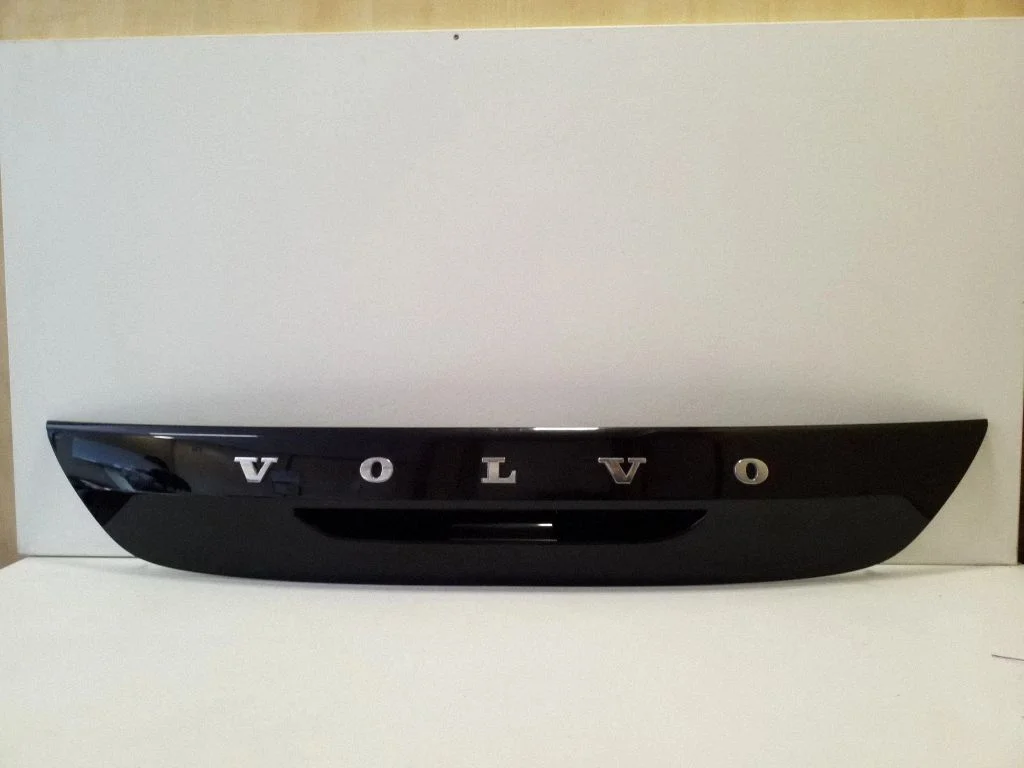 Listwa klapy bagażnika – Volvo V40 (2012-2019)