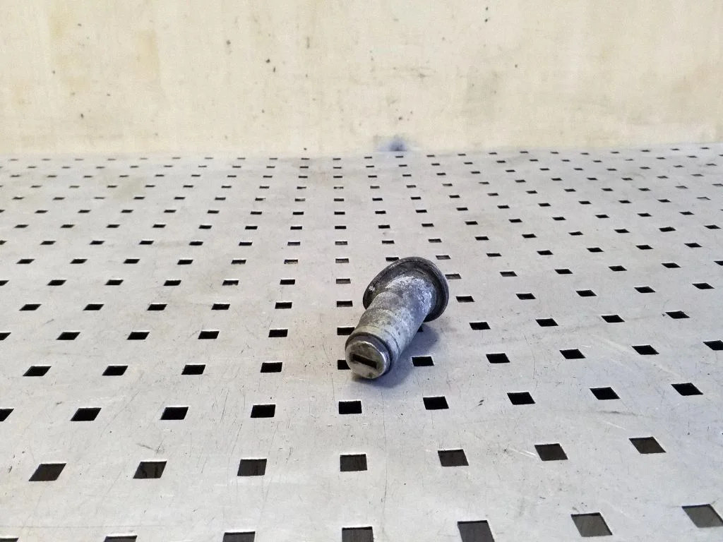 Tailgate exterior lock