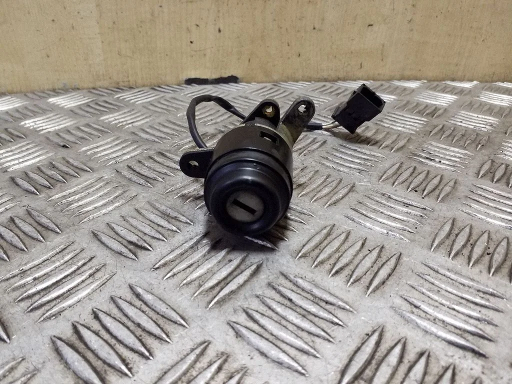 Tailgate exterior lock