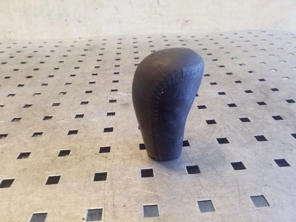 Gear lever shifter trim leather/knob – Toyota RAV 4 (XA20) (2000-2005)