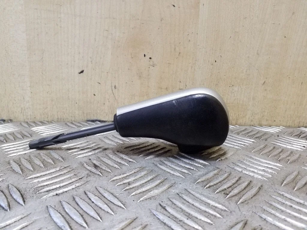 Pārnesumu pārslēga sviras apdare (āda, poga)
