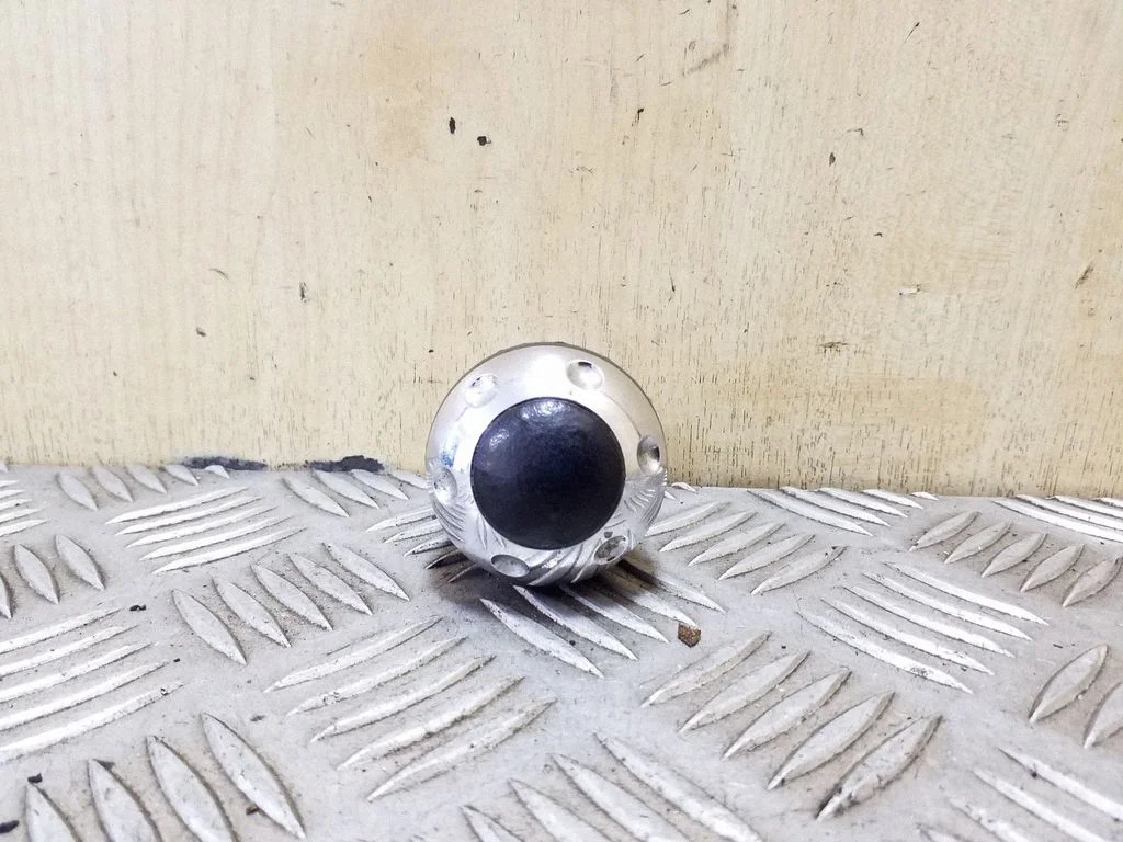 Pārnesumu pārslēga sviras apdare (āda, poga)