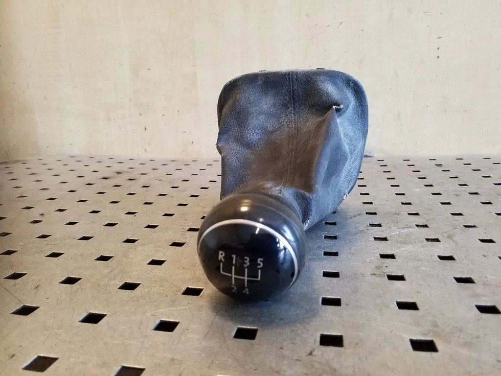 Pārnesumu pārslēga sviras apdare (āda, poga)