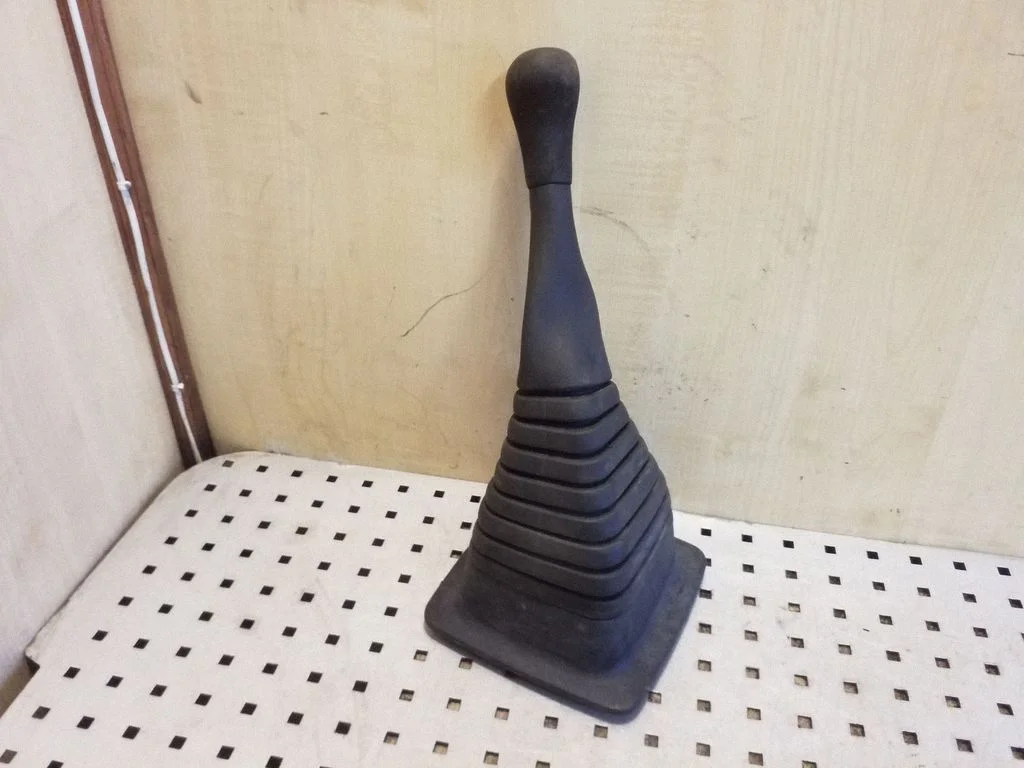 Pārnesumu pārslēga sviras apdare (āda, poga)