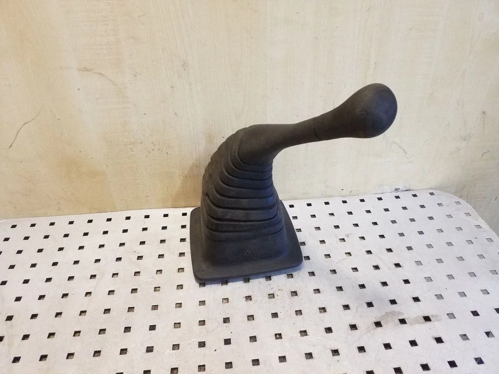 Pārnesumu pārslēga sviras apdare (āda, poga)