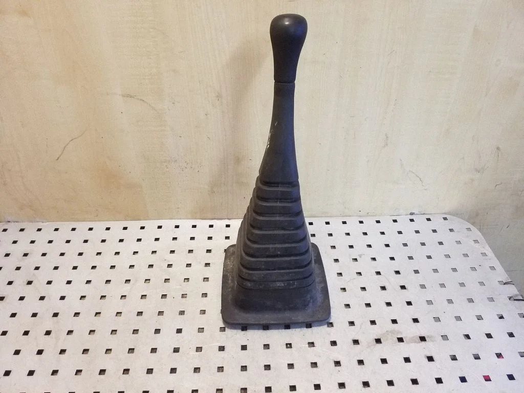 Pārnesumu pārslēga sviras apdare (āda, poga)