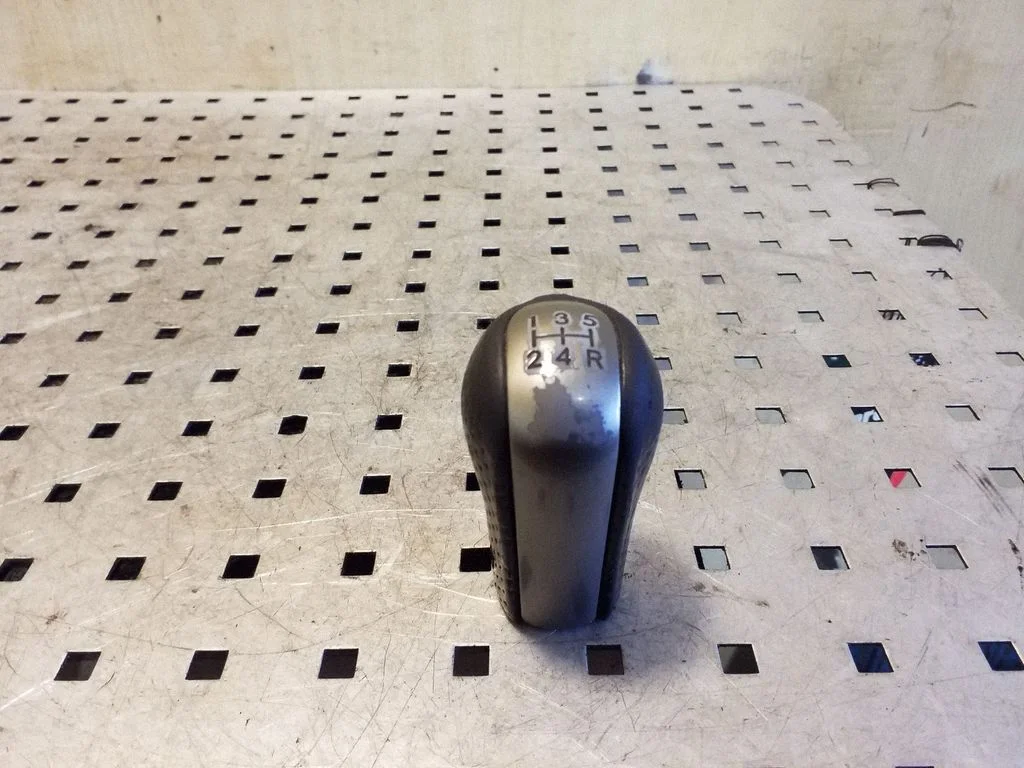Gear lever shifter trim leather/knob – Toyota RAV 4 (XA20) (2000-2005)