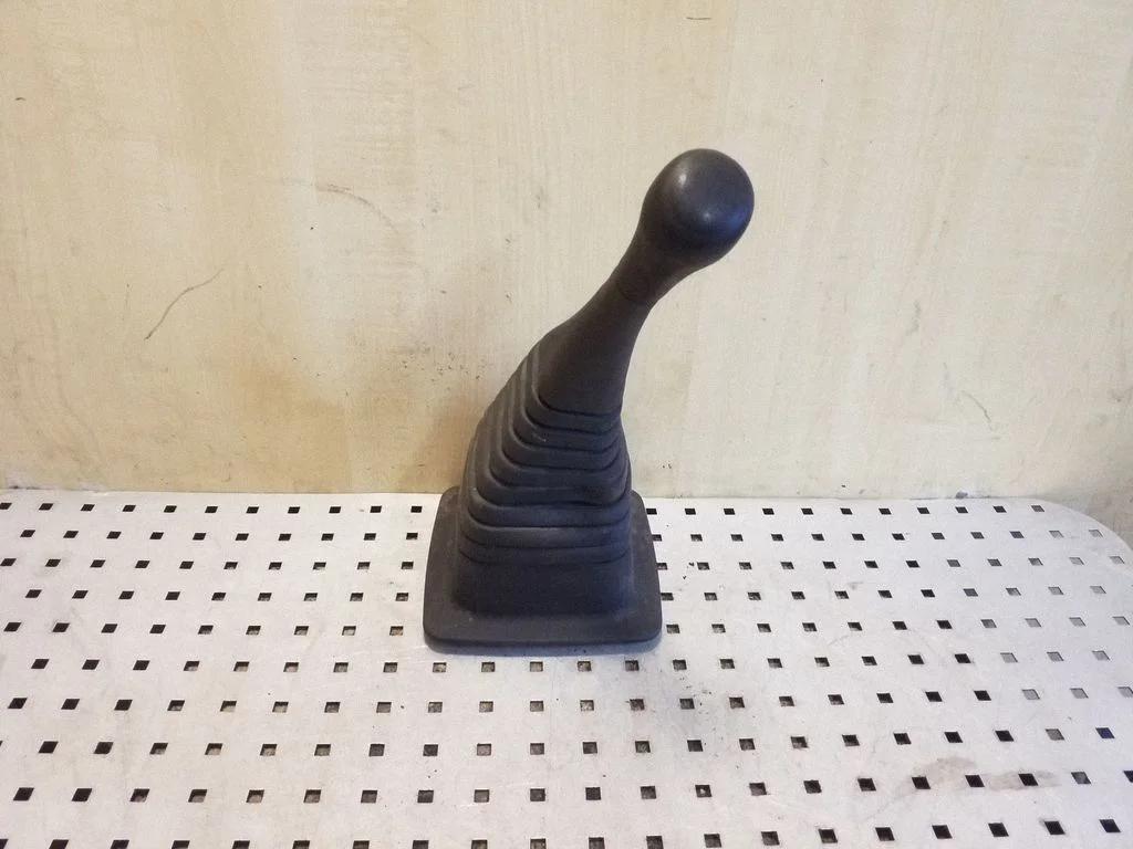 Pārnesumu pārslēga sviras apdare (āda, poga)