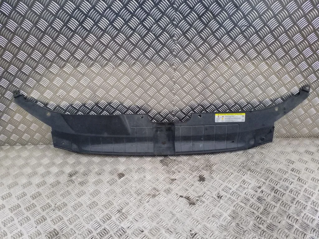 Radiatoru paneļa augšējā daļa 8R0807081