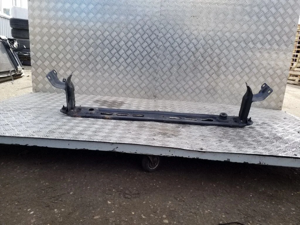 Radiatoru paneļa apakšējā daļa – Volvo XC70 (2014-2016)
